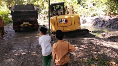 *Satu Kampung Tergenang Setiap Hujan, DPRD NTB Azhar Turun Langsung Bantu Warga*