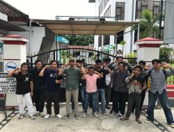 AKSI JILID 5 KOALISI PEMUDA NTB POSE TUTUP  TELINGA : KEJATI NTB JANGAN TUTUP TELINGA SEGERA TETAPKAN TERSANGKA BARU PENERIMA ALIRAN DANA POKIR SILUMAN DAN SEGERA PANGGIL DAN PERIKSA  GUBERNUR NTB YANG DI DUGA KUAT  SEBAGAI AKTOR INTELEKTUAL
